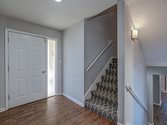 5th image of 802 NE Fairway Homes Ct