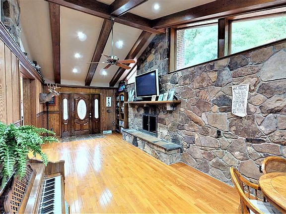 3rd image of 139 Green Meadow Ln