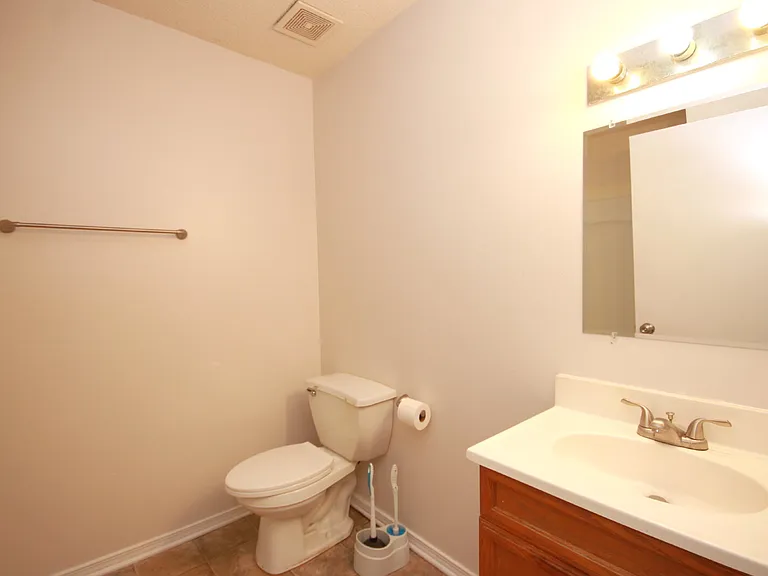 624 N G St — Photo 7