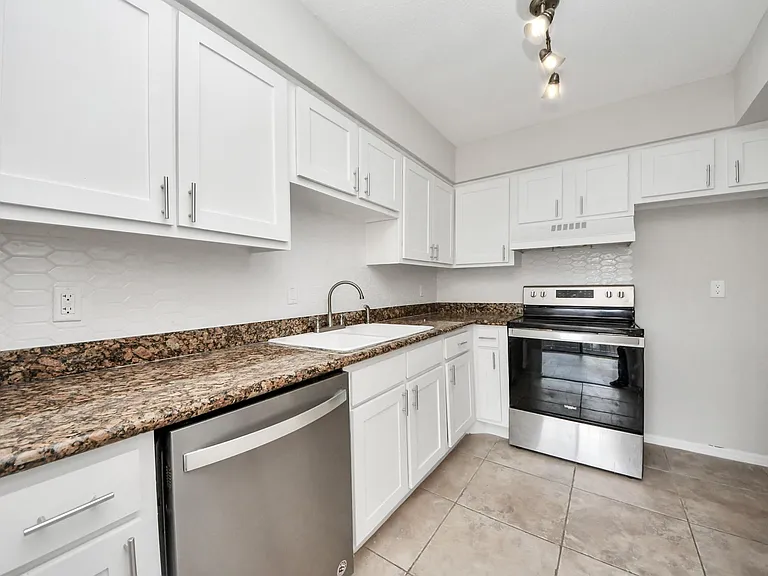1818 Augusta Dr #14 — Photo 14