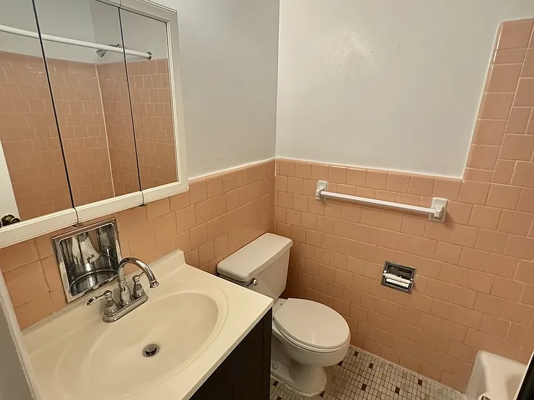 320 Constitution Ave NE — Photo 9