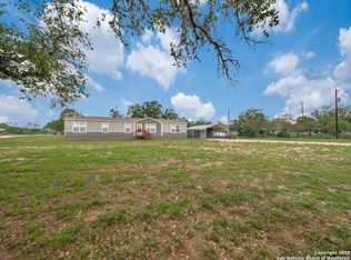 1192 County Road 777, Devine, TX 78016
