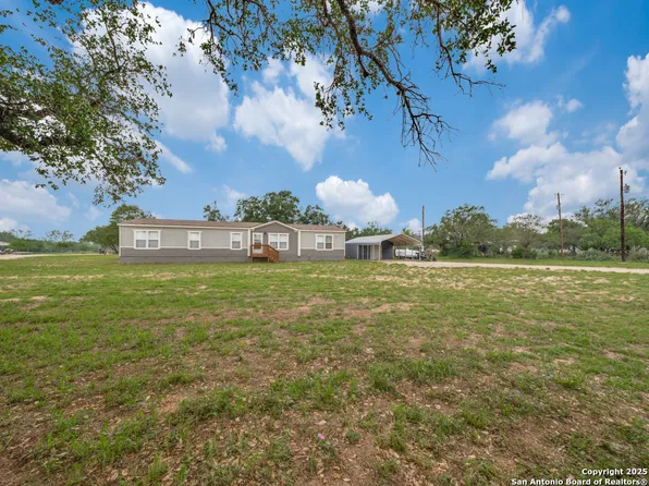 1192 county road 777, Devine, TX 78016