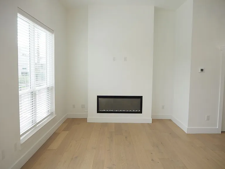 2349 N Carroll Ave — Photo 8