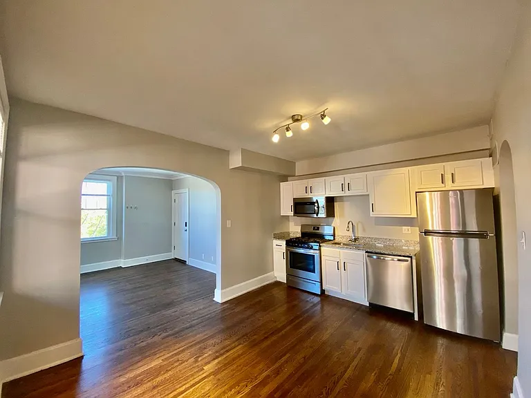 1029 Dana Apts — Photo 1
