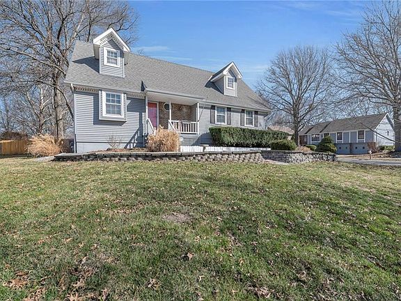 2nd image of 620 NE Birchwood Dr