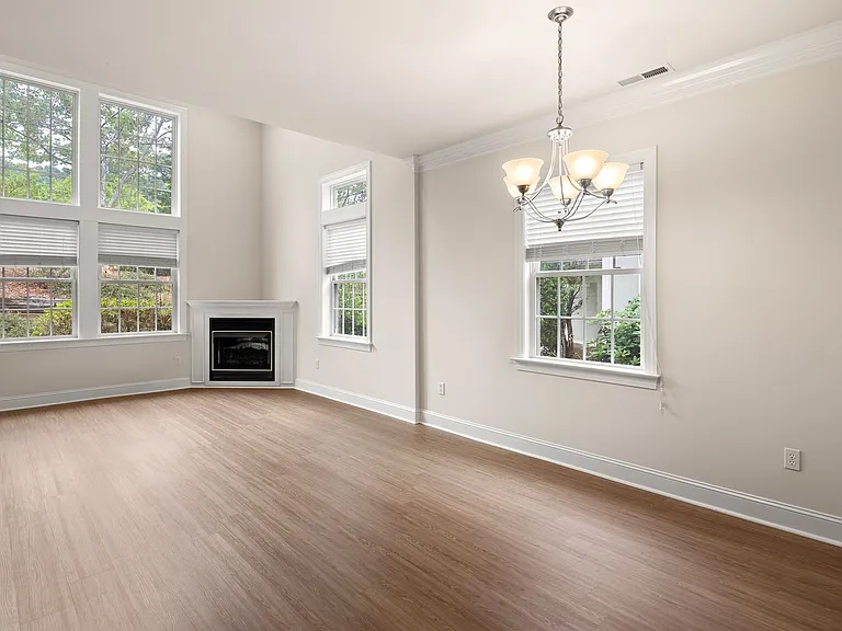 8 Trafalgar Cir — Photo 2
