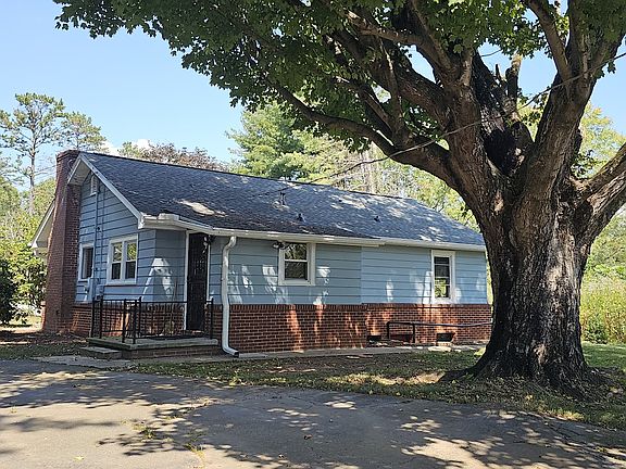 Back entrance to Bungalow with ample parking