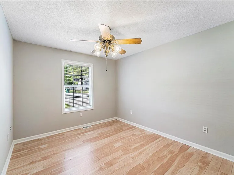 108 Lakeview Dr — Photo 12