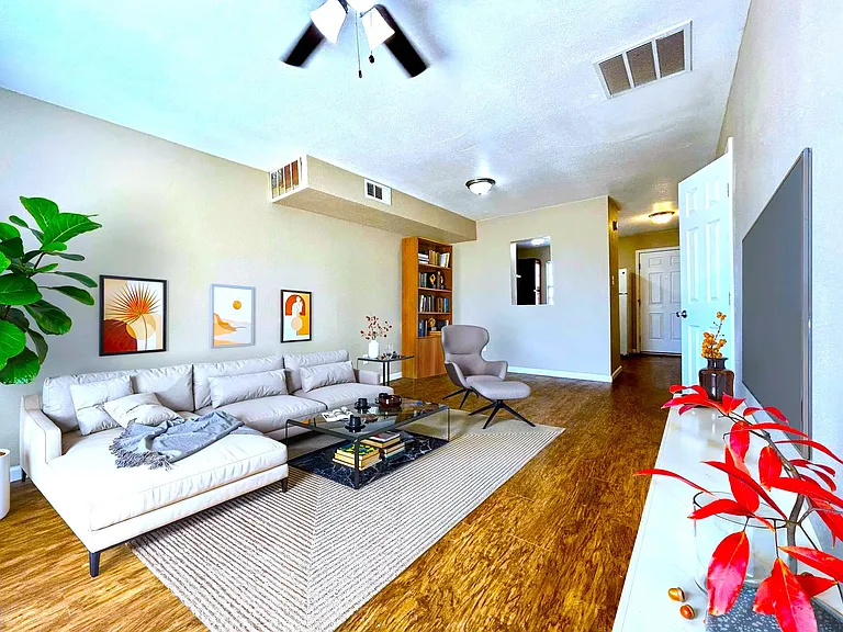400 N Cedar Ave — Photo 3