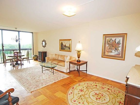 3rd image of 26910 Grand Central Pkwy APT 10S
