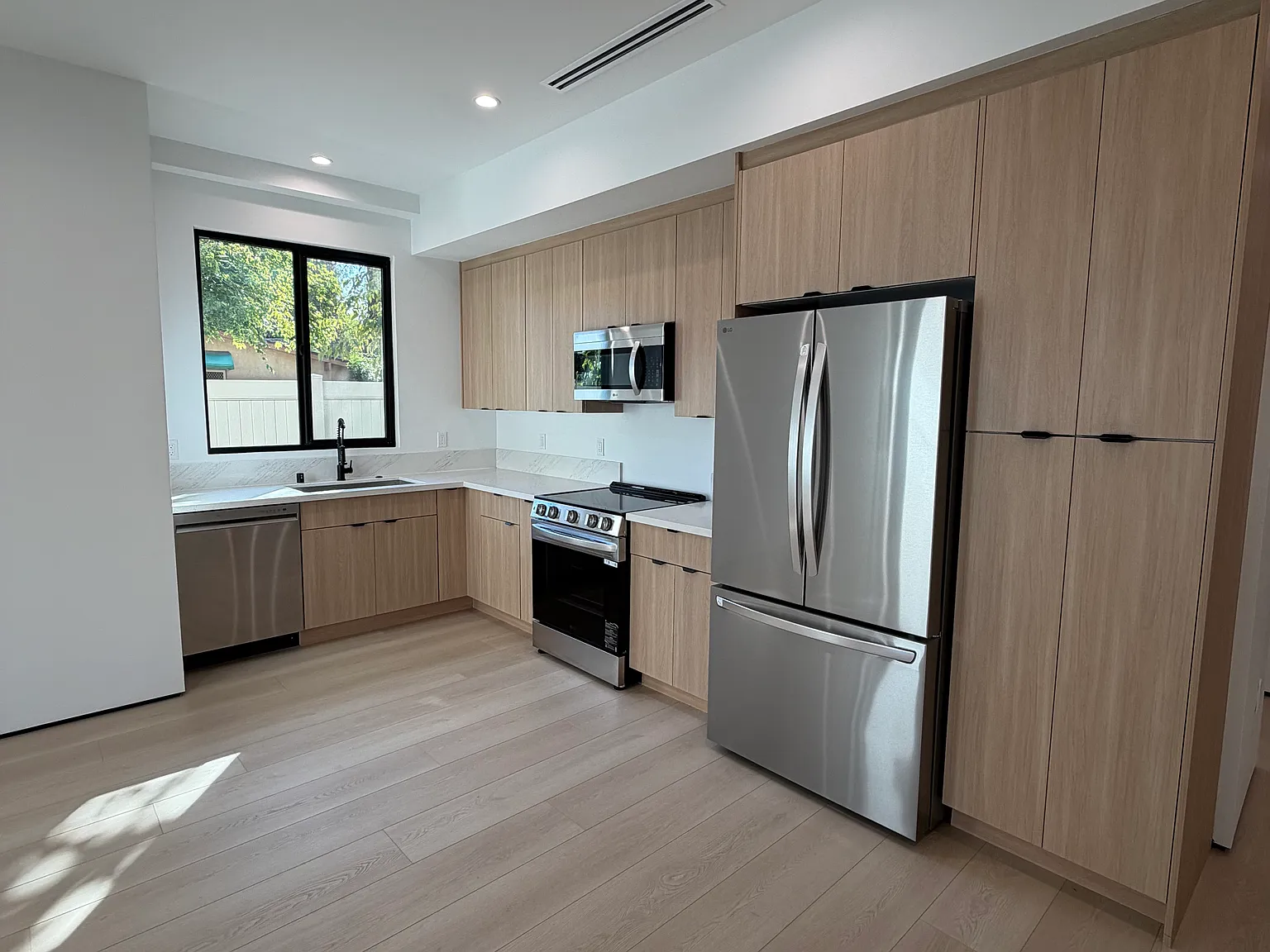 2 bed, 1100 sqft, $4,200 — Photo 3