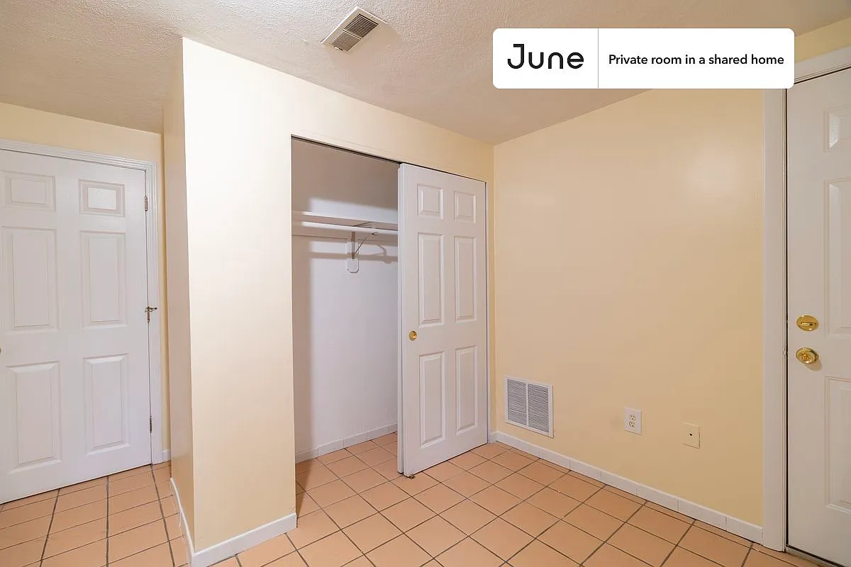 Queen bedroom in 3 bed/2 bath home in East Boston #1849 C — Photo 2