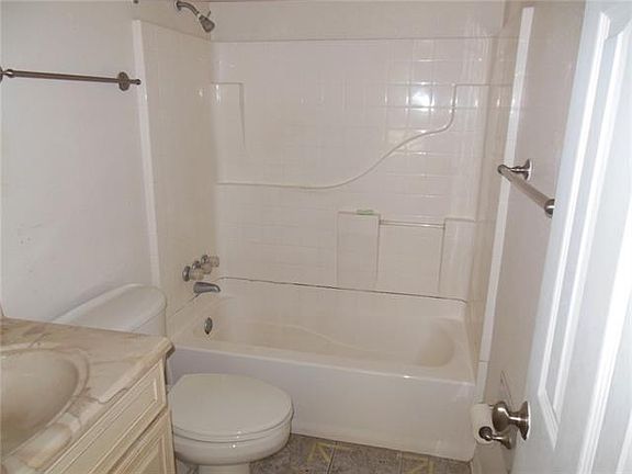 5th image of 917 Kingsway Dr E