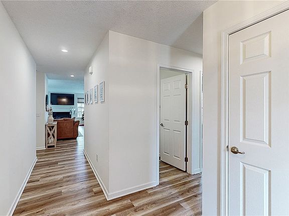 3rd image of 2896 Island Creek Dr