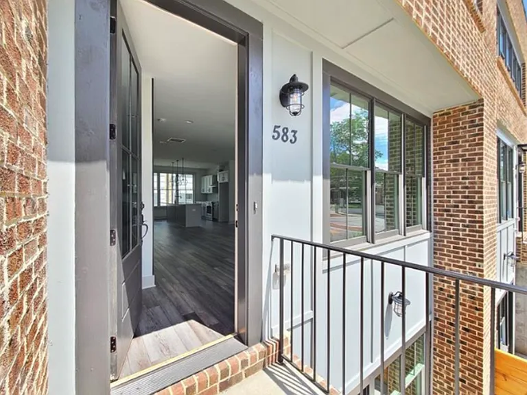 583 King Arnold St — Photo 2