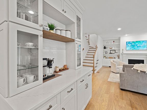 4th image of 33 Skyhawk Cir