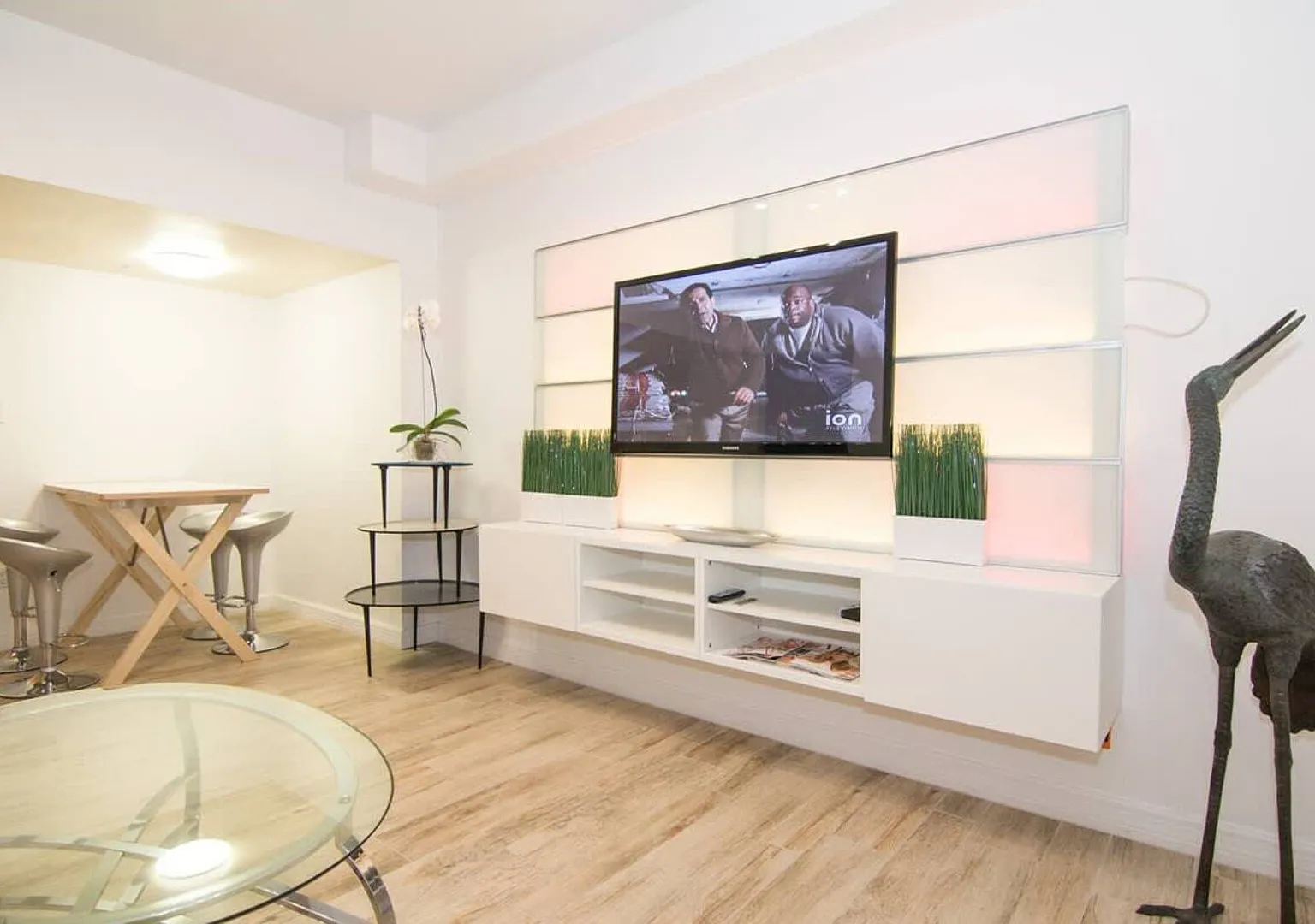 Best Deal! 2 Bedroom Modern Beachfront By Yourent! — Photo 3