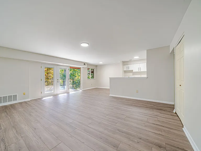 Brooklane Manor Apartments — Photo 43