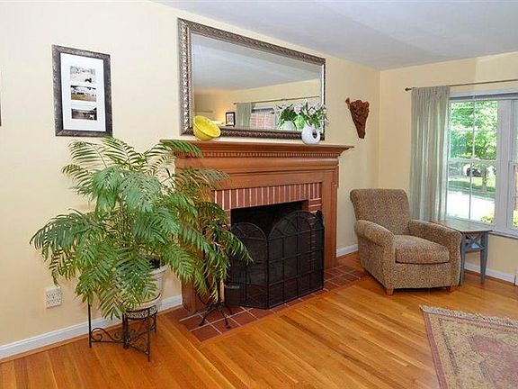 3rd image of 2859 Pineridge Ave