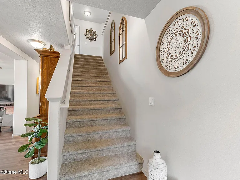 984 E Allenby Ave — Photo 16