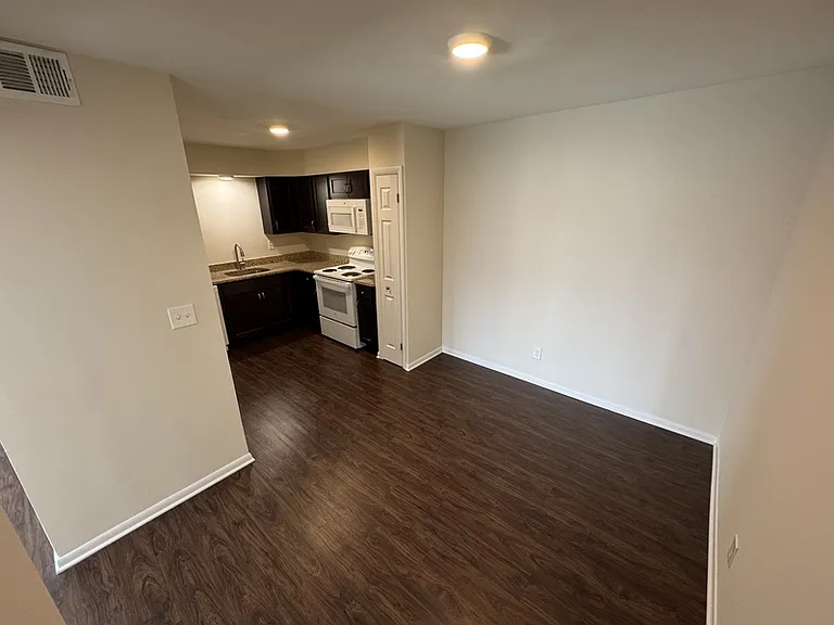 227 N Broadway St #7 — Photo 3