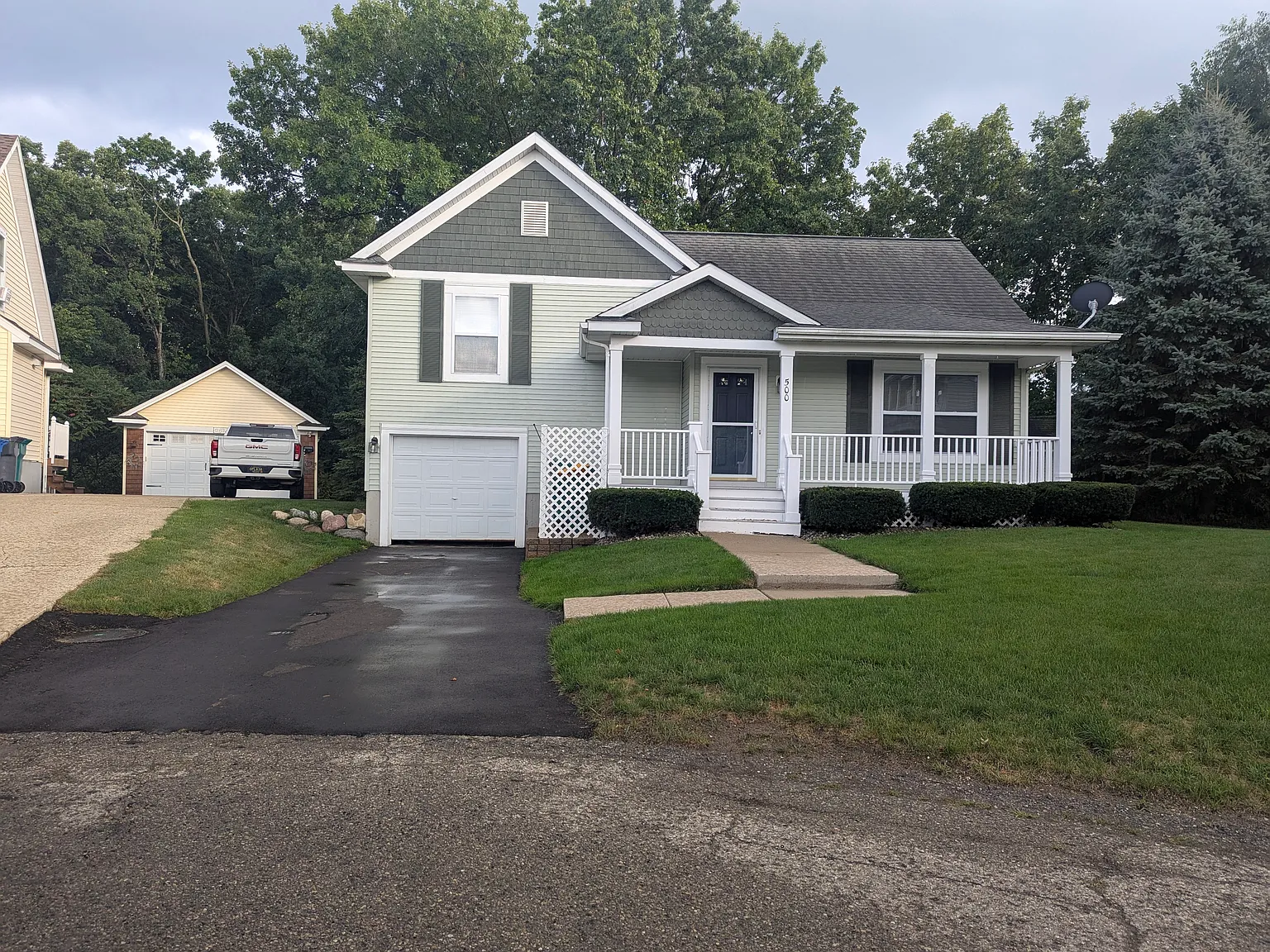 2 bed, 1000 sqft, $1,900 — Photo 1