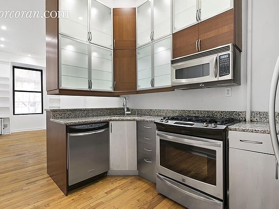 3rd image of 208 E 90th St APT 1E