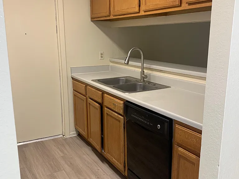 523 Greenlawn Blvd — Photo 8