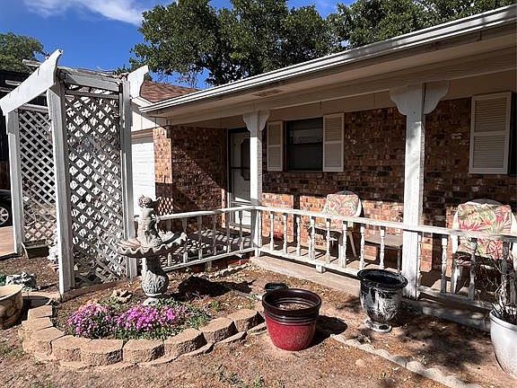 5th image of 2202 Castle Dr