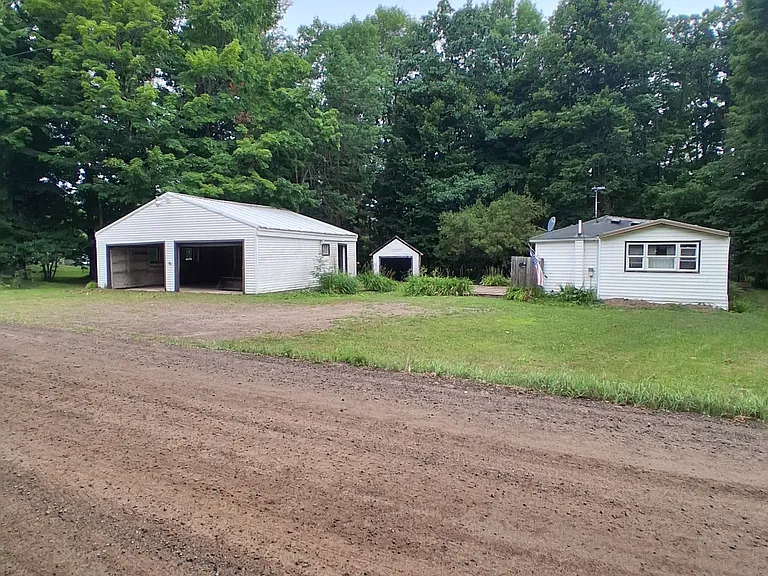 N9323 Berry Ave — Photo 2