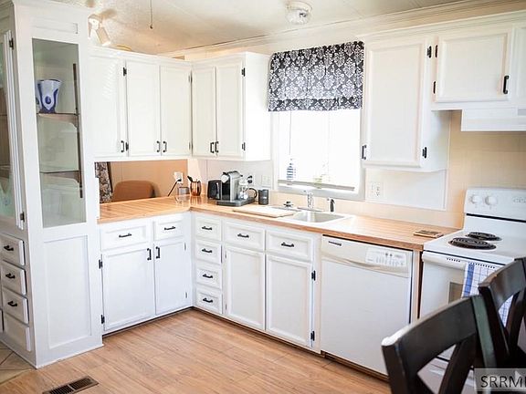 4th image of 405 Violet St
