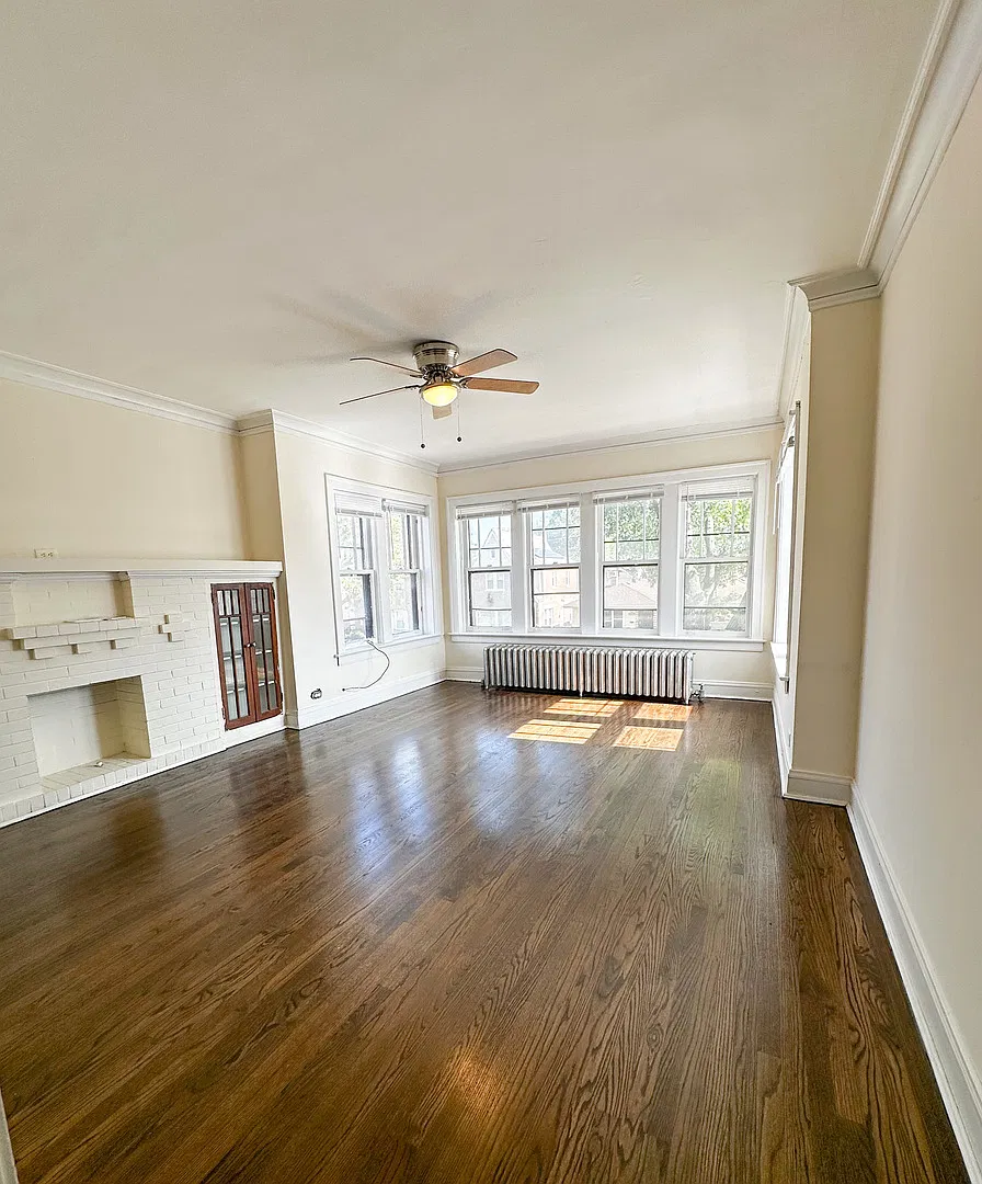 3 bed, 1.0 bath, 1400 sqft, $2,100 — Photo 2