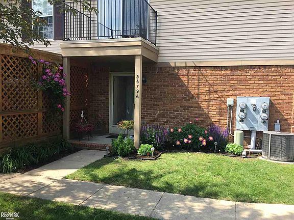 2nd image of 36796 Oakwood Ln
