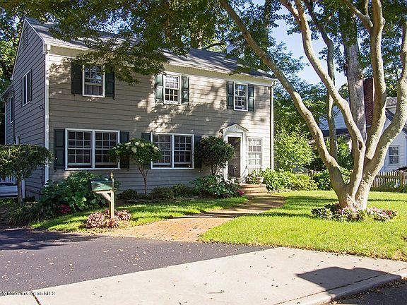 2nd image of 11 Oakwood Ln