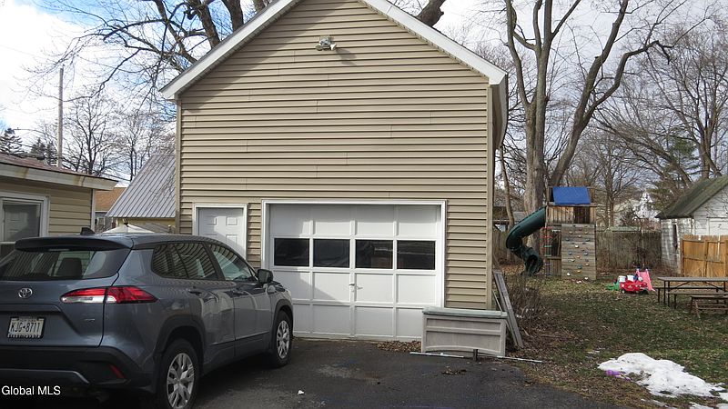 5th image of 10 S Reynolds Street