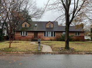 27 Middle Dr, Huntington, NY 11743