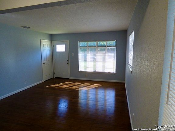 4th image of 303 Tomrob Dr