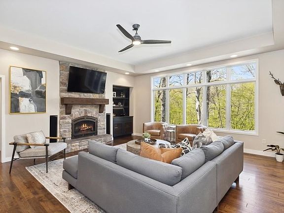 3rd image of 3772 Oak Ln NE