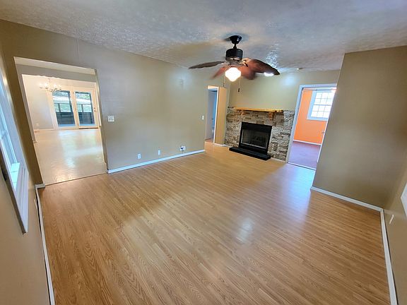 4th image of 810 Oak St