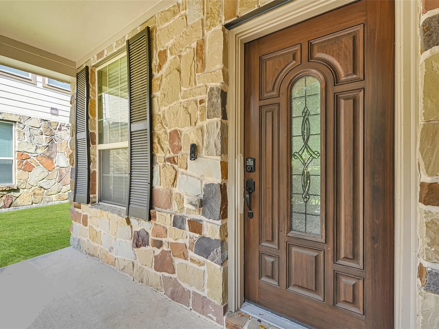 4 bed, 2.5 bath, 1916 sqft, $2,600 — Photo 3
