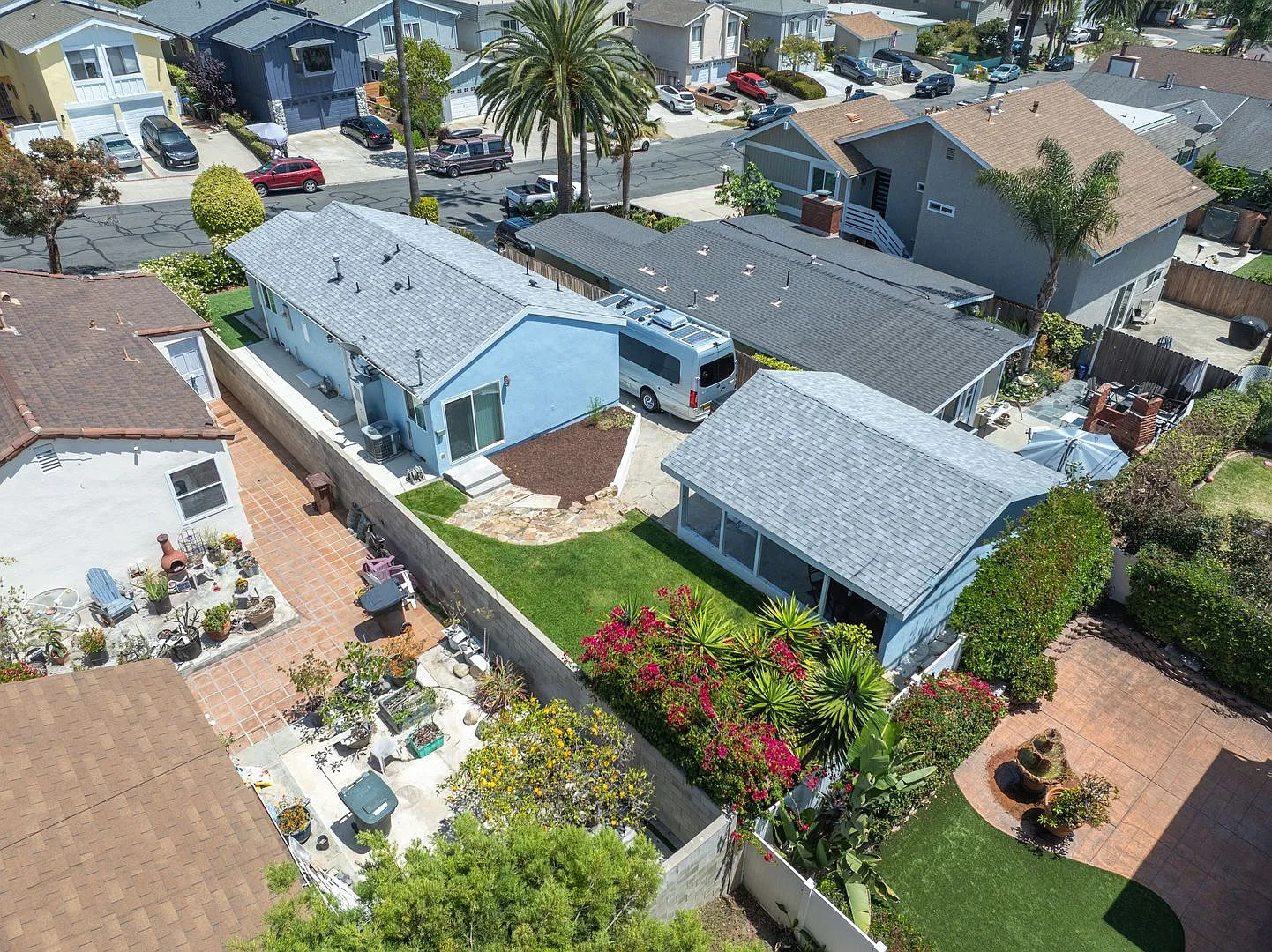 Charming Beach Bungalow | Huge Yard & Prime Location! — Photo 3