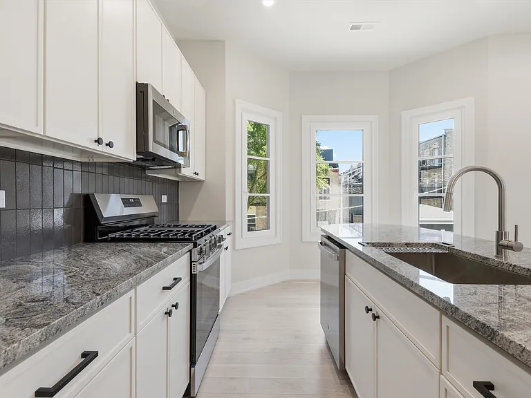 648 N Paulina St #CH — Photo 3