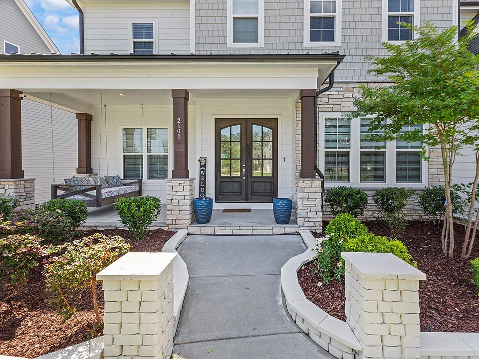 2nd image of 2101 Vandiver Way