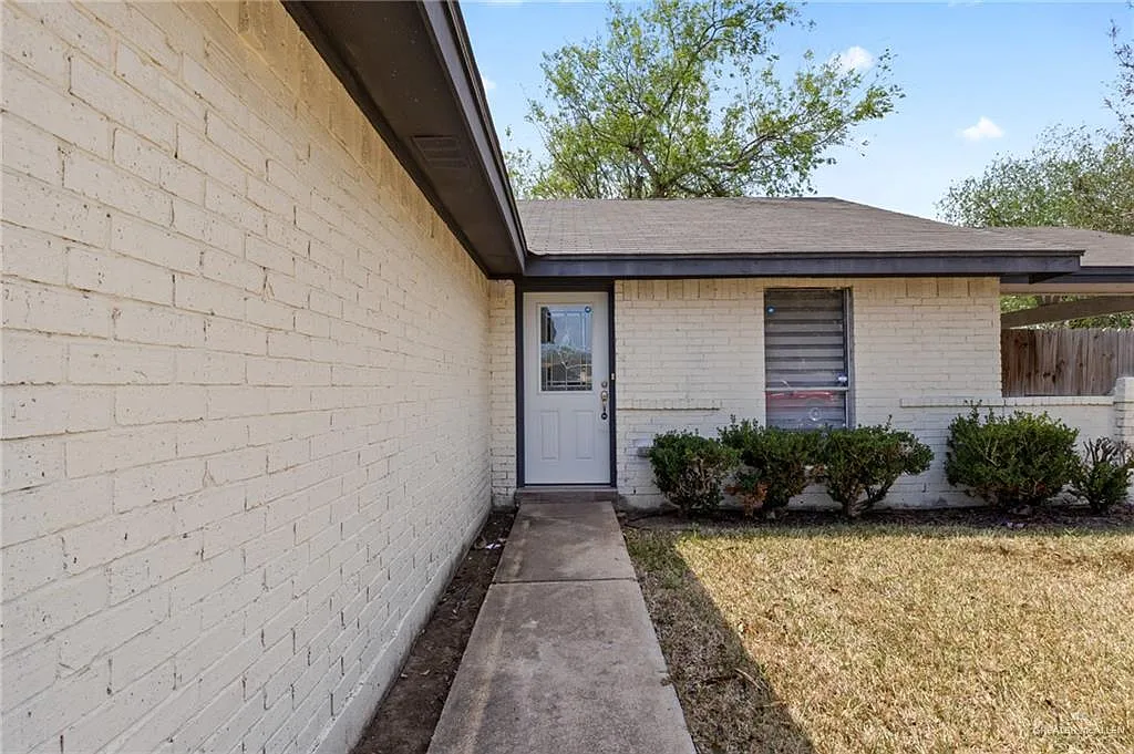 Building Photo - 2627 Falcon Ave