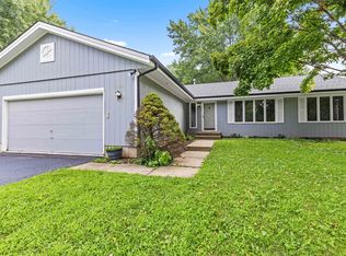 6855 Nestlewood Dr, Roscoe, IL 61073