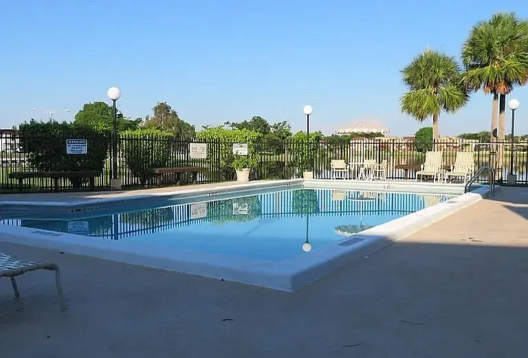 2 bed, 1060 sqft, $2,100 — Photo 2