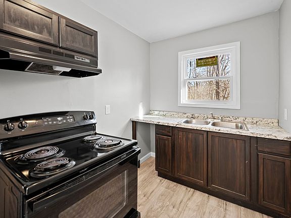 4th image of 492 Oak St #B