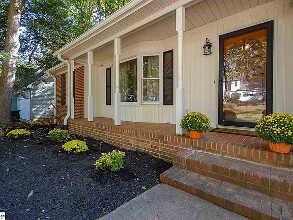 3rd image of 208 Bendingwood Cir