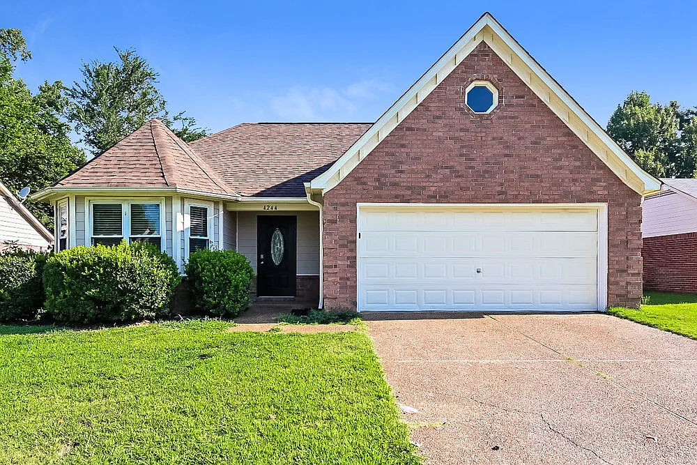 3 bed, 2.0 bath, 1449 sqft, $1,885 — Photo 1